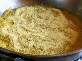 铺满了黄豆粉蔬菜锅的样子是这样的，盖盖，大火烧开转小火慢慢煨十分钟。