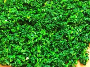 攥干水分，切成细小颗粒，如图。