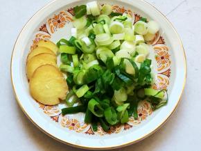 准备四片姜，一颗小葱花。