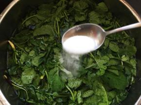 反复冲洗干净泥沙，加盐浸泡十分钟，杀菌。