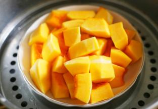 南瓜洗净去皮去瓤切小块大火蒸熟，可以用筷子戳一下来判断南瓜是否熟透。