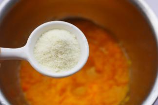 蒸熟后取出装在盆里，加入澳优能立多G4奶粉。