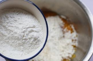 分多次加入糯米粉拌匀。