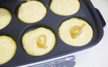 挤出适量莲蓉馅放入。