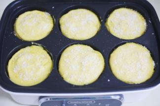 再加入另一半面糊，煎至两面金黄出锅盛盘即可。