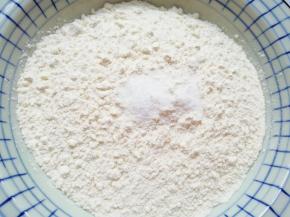 中筋面粉加入盐混合均匀。