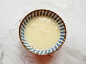 温水中加入糖和发酵粉搅拌均匀。