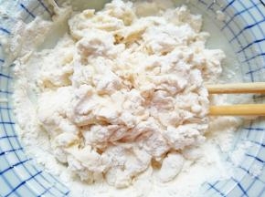 分次加入面粉中，用筷子挑拌成絮状。
