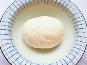 揉成光滑的面团，盖上保鲜膜发酵至两倍大。