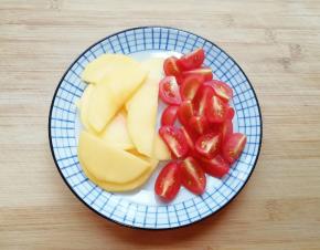 面团发酵的时间里准备好水果。