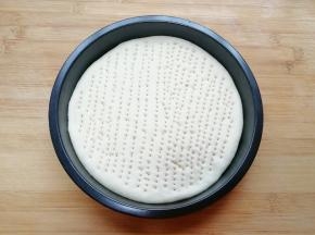 用叉子扎满小孔。 