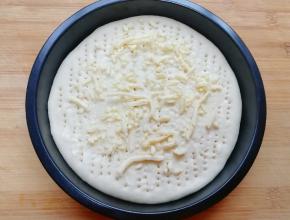 撒上一层马苏里拉芝士。