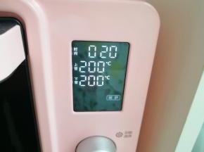 选择烤箱的“披萨”功能，上下管200度烤20分钟。