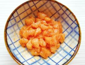 鸡脯肉切成丁，加入烤肉料搅拌均匀，腌制半个小时以上。