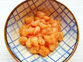 鸡脯肉切成丁，加入烤肉料搅拌均匀，腌制半个小时以上。