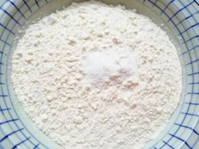 中筋面粉加入盐混合均匀。