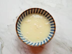 温水中加入糖和发酵粉搅拌均匀。