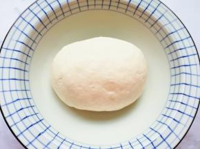 揉成光滑的面团，盖上保鲜膜发酵至两倍大。