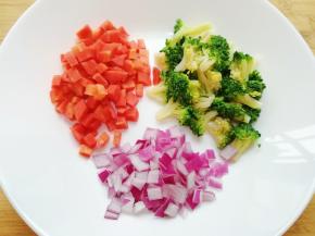 面团发酵的时间里将西兰花和红萝卜洗干净切好焯水，洋葱洗干净切碎备用。