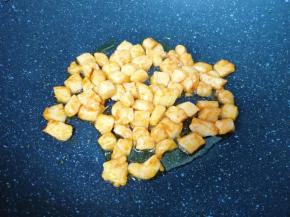 炒锅内倒适量的食用油烧热，下入腌制好的鸡脯肉炒熟备用。