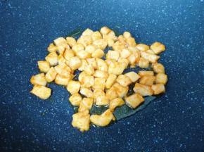 炒锅内倒适量的食用油烧热，下入腌制好的鸡脯肉炒熟备用。
