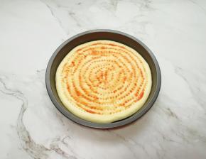 饼底抹上一层番茄酱。