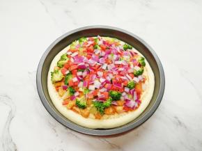 均匀的撒上西兰花、红萝卜和洋葱。