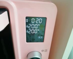 选择烤箱的“披萨”功能，上下管200度烤20分钟。