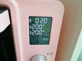 选择烤箱的“披萨”功能，上下管200度烤20分钟。