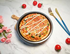 披萨出炉后稍微晾一下，挤上原味沙拉酱。