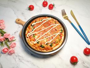 好吃的沙拉酱鸡肉披萨完成了。