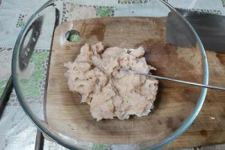 把腌渍好的虾仁用料理机打成泥。