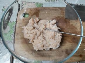 把腌渍好的虾仁用料理机打成泥。