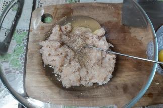 加入一个蛋清、一点点现磨胡椒粉。