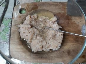 加入一个蛋清、一点点现磨胡椒粉。