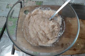 顺着一个方向，搅打顺滑，保鲜膜密封冷藏备用。（冷藏会让做好的虾滑更加凝固）