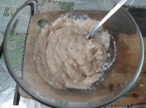 顺着一个方向，搅打顺滑，保鲜膜密封冷藏备用。（冷藏会让做好的虾滑更加凝固）