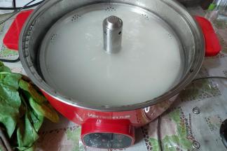 取出电火锅，倒入清水，放入高汤。（家中没有自制的高汤可以在超市购买，当然也可以忽略）