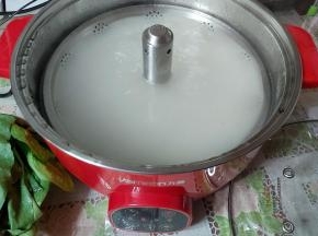 取出电火锅，倒入清水，放入高汤。（家中没有自制的高汤可以在超市购买，当然也可以忽略）