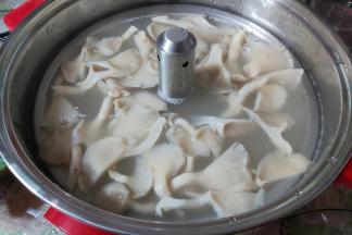 当汤水沸腾后，先放入鲜蘑，再次煮至沸腾。