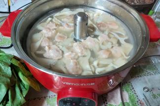 速度的把虾滑下至锅内，转中小火慢慢煮开。