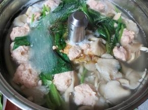 最后撒上少许海盐、一点点现磨胡椒粉，再来少许生抽酱油。