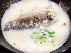 汤色变得乳白，加入适量的盐。撒葱花，出锅！