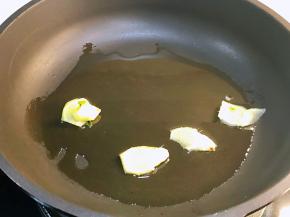 另外在不粘锅中加入油，烧热后放入姜片