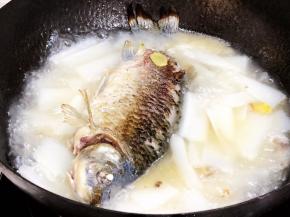 将煎好的鱼加入到萝卜汤中，继续大火烧开