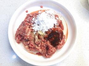 牛肉加入蚝油、玉米淀粉拌匀