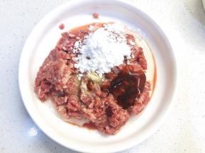 牛肉加入蚝油、玉米淀粉拌匀