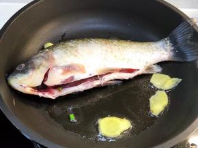 加入鱼，煎至金黄色