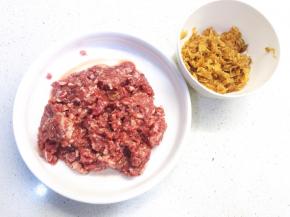 牛肉剁碎备用，冬菜洗两遍
