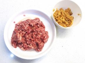 牛肉剁碎备用，冬菜洗两遍